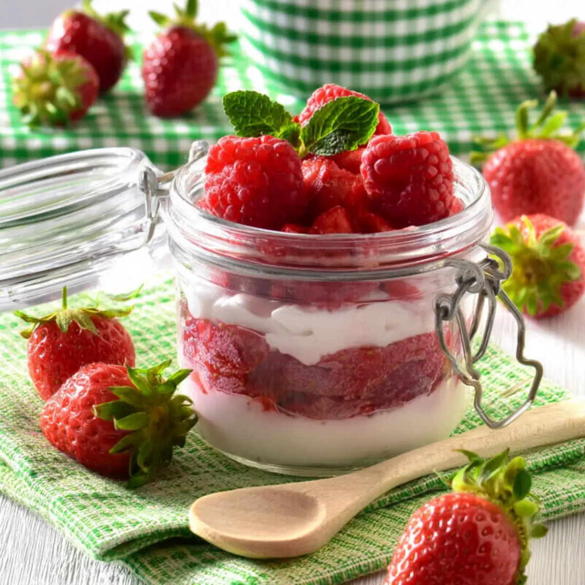 Erdbeerdessert mit Quark im Glas