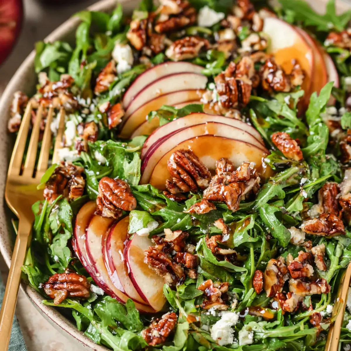 Apfel-Rucola-Salat mit Ahorn-Pekannüssen