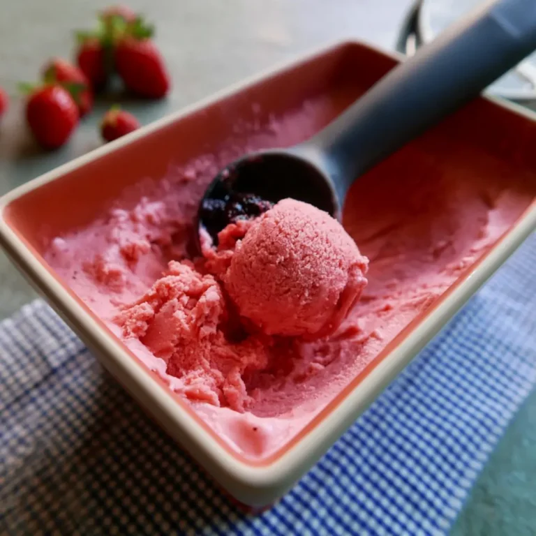 Erdbeereis mit Eismaschine